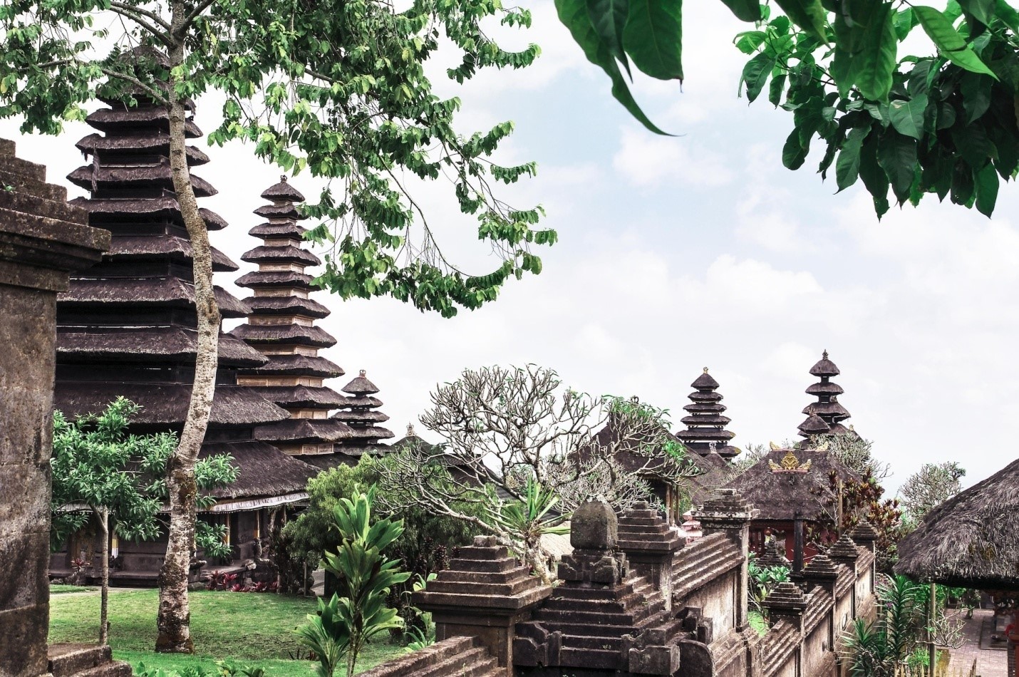 bali-stare-gradjevine-pogled-nebo