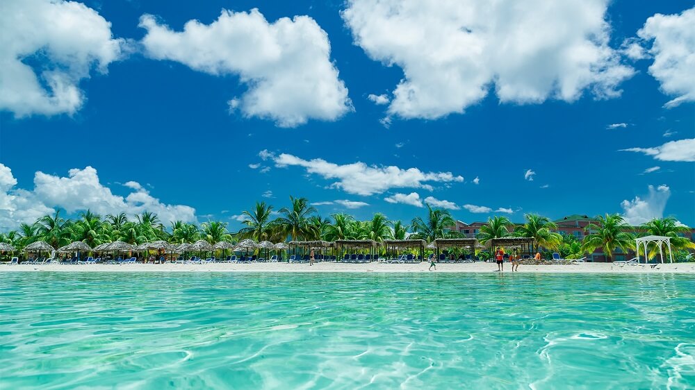 kuba-plaza-cisto more-nebo-oblaci