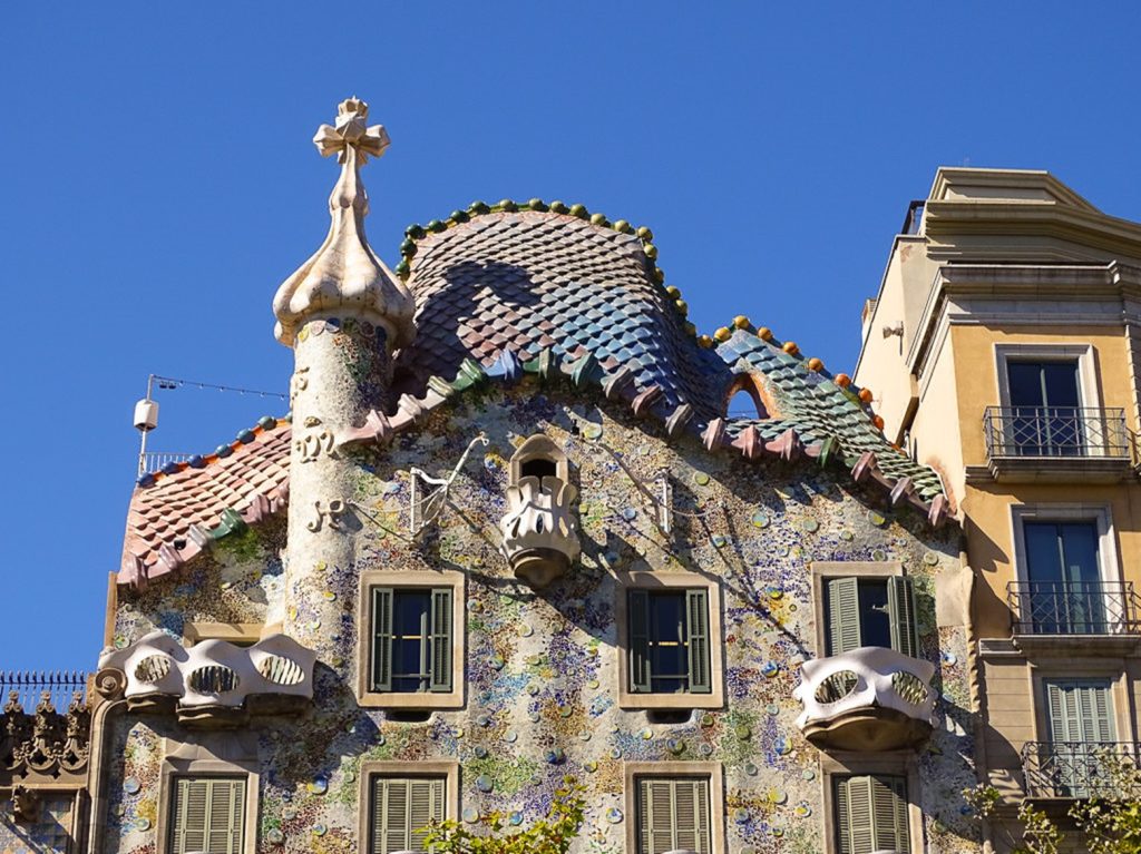 barselona-casa-batllo-gaudi-poznata-zgrada-zmaj