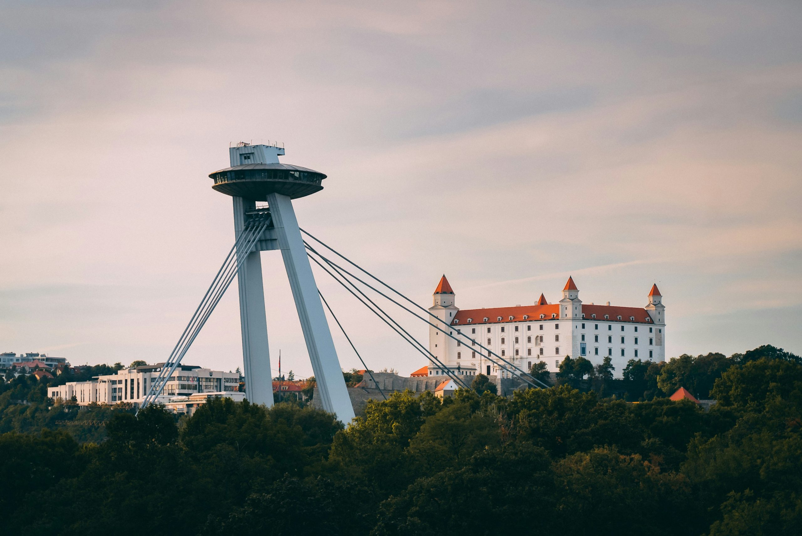 braislava-nlo-toranj-zamak-sumrak