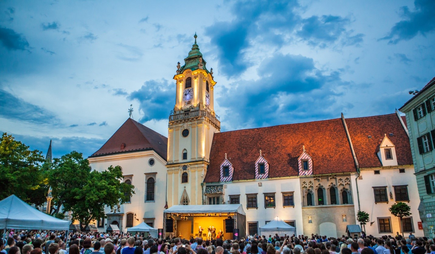 bratislava-katedrala-svetog-martina-ljudi-ispred-plavo-nebo