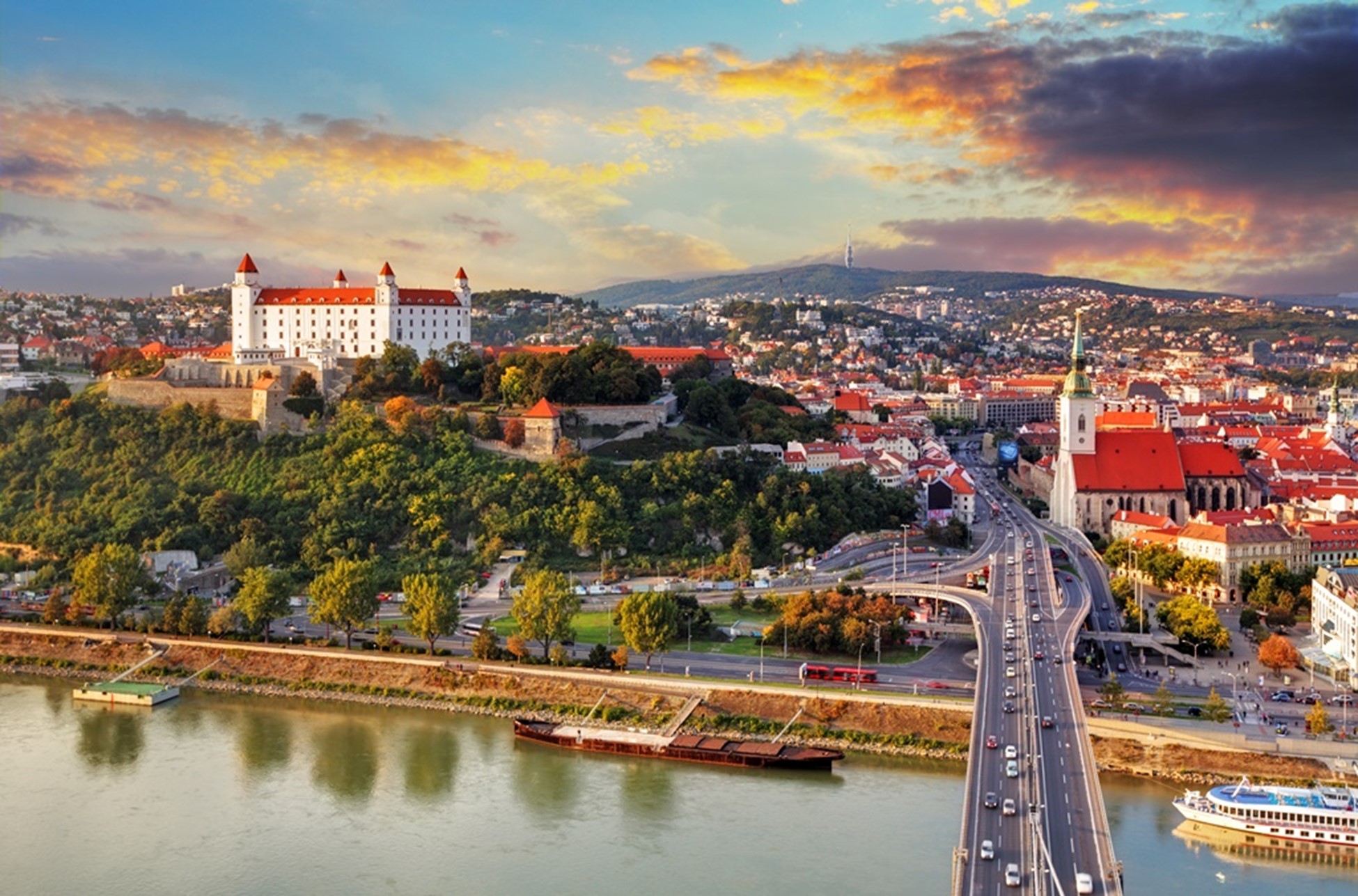 bratislava-pogled-na-grad-iz-vazduha-stare-zgrade-most