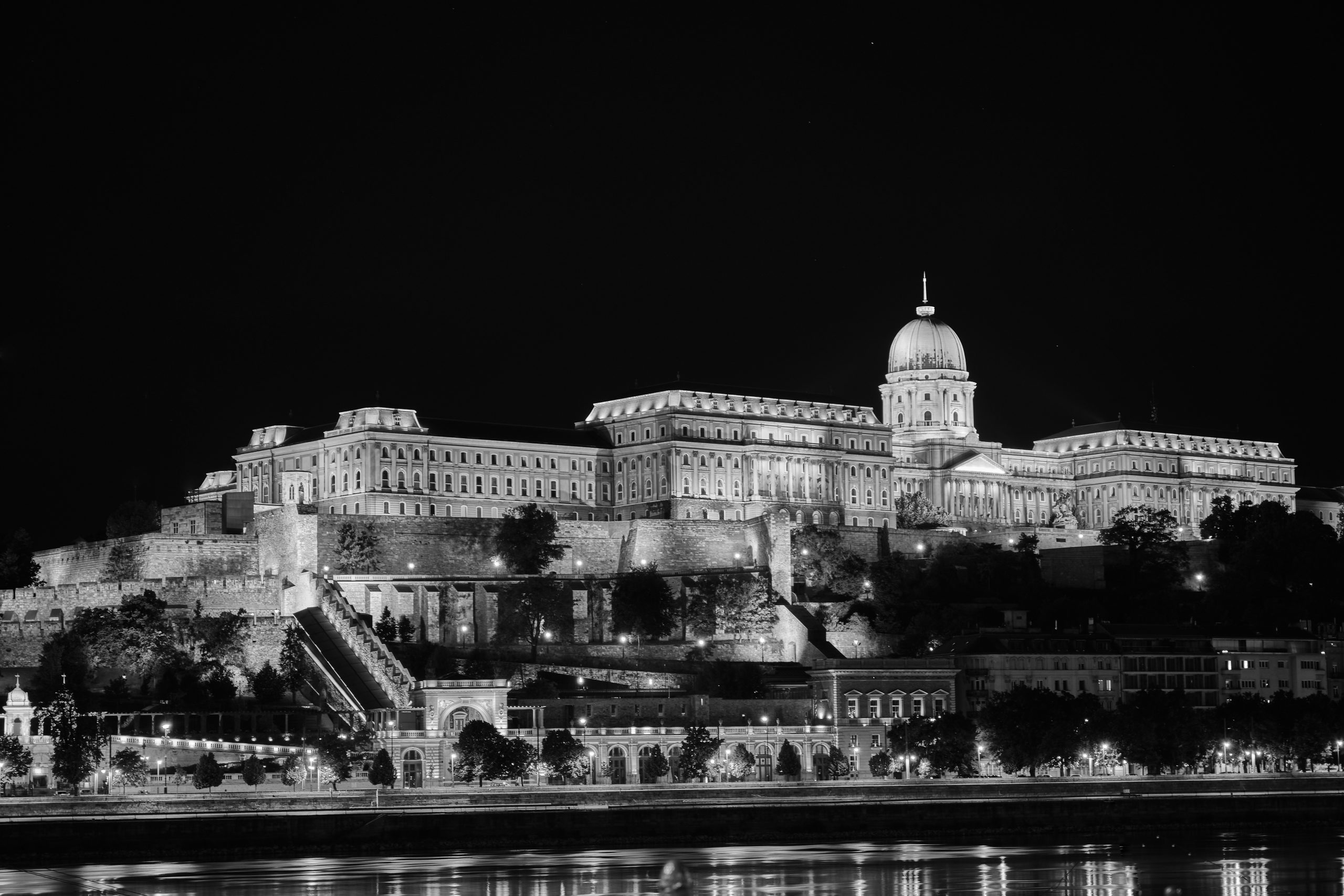 budimpesta-budimski-zamak-noc-dunav-svetla