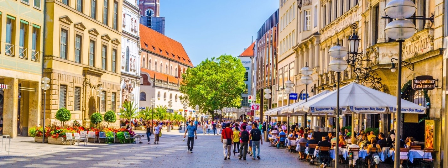 minhen-Kaufingerstrasse-ulica-ljudi-mesto-za-soping