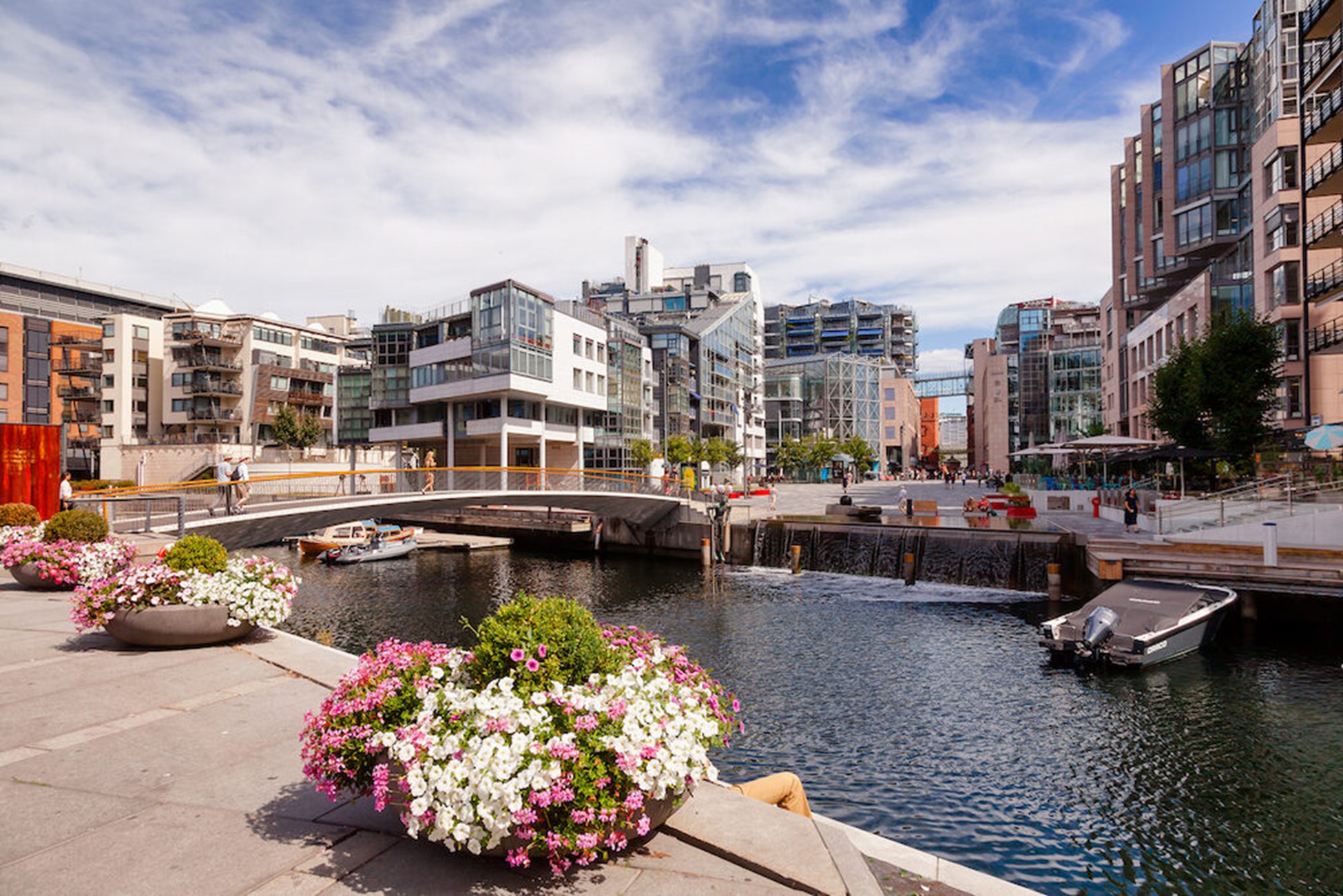 oslo-pristaniste-aker-brygge-voda-setaliste-cvece