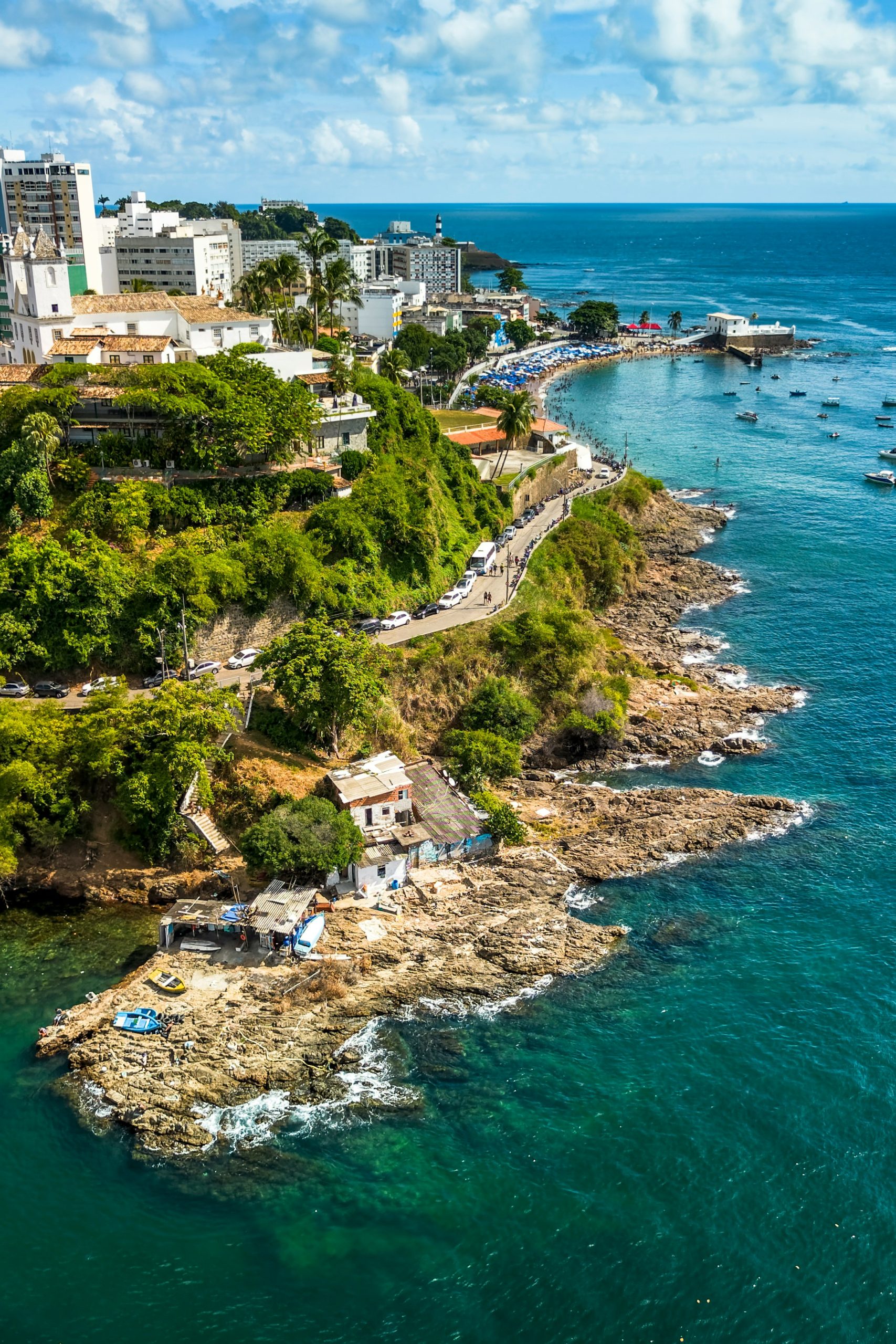 brazil-salvador-da-bahia-pogled-na-grad-stare-zgrade-okean-stene-litice