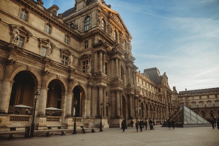 francuska-paris-luvr-gradjevina-ljudi-setaju