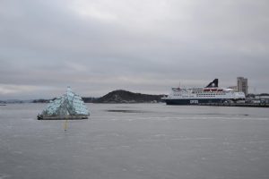 norveska-oslo-fjord-brod-zima-nebo-u-pozadini