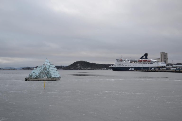 norveska-oslo-fjord-brod-zima-nebo-u-pozadini
