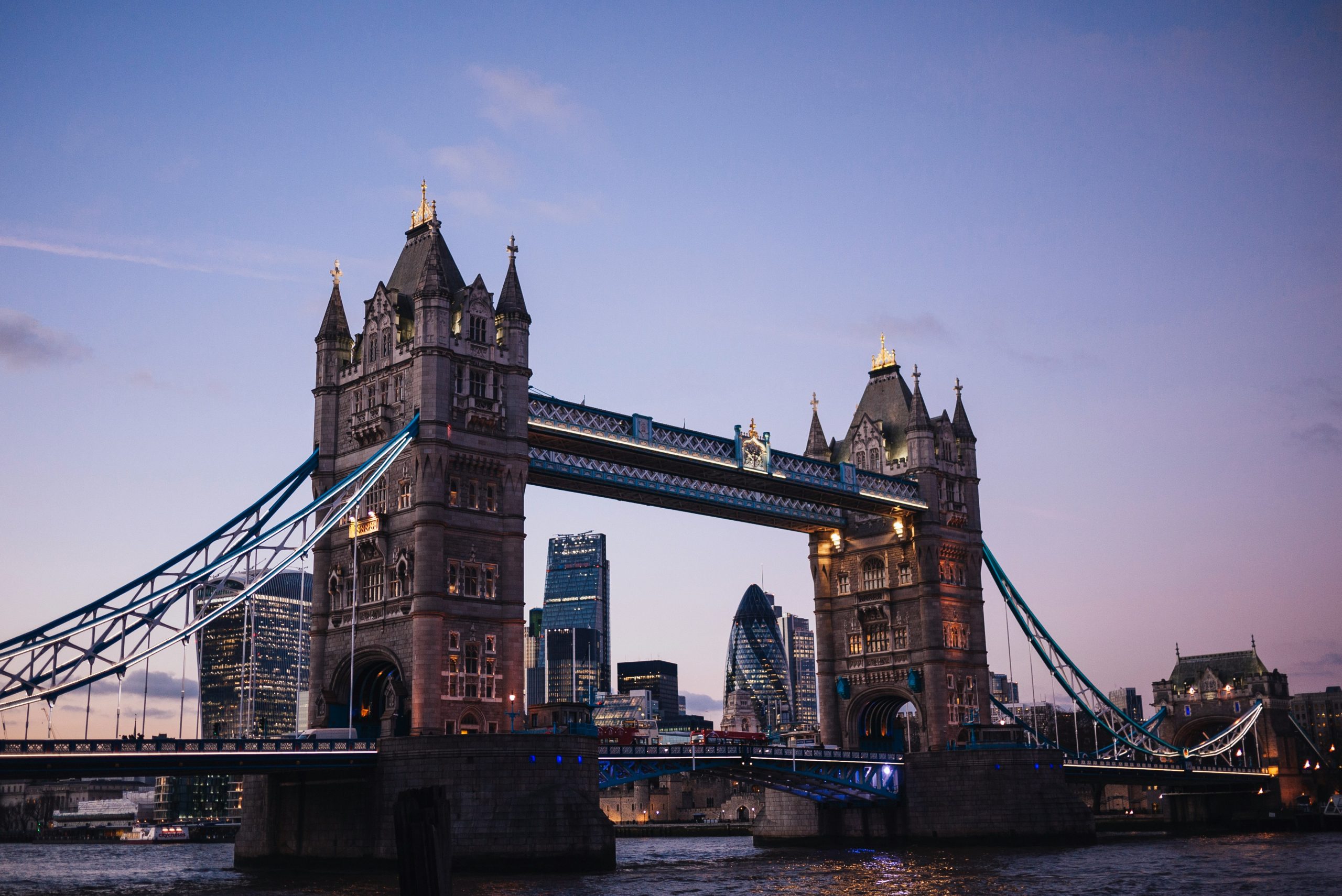 engleska-london-tower-bridge-sumrak