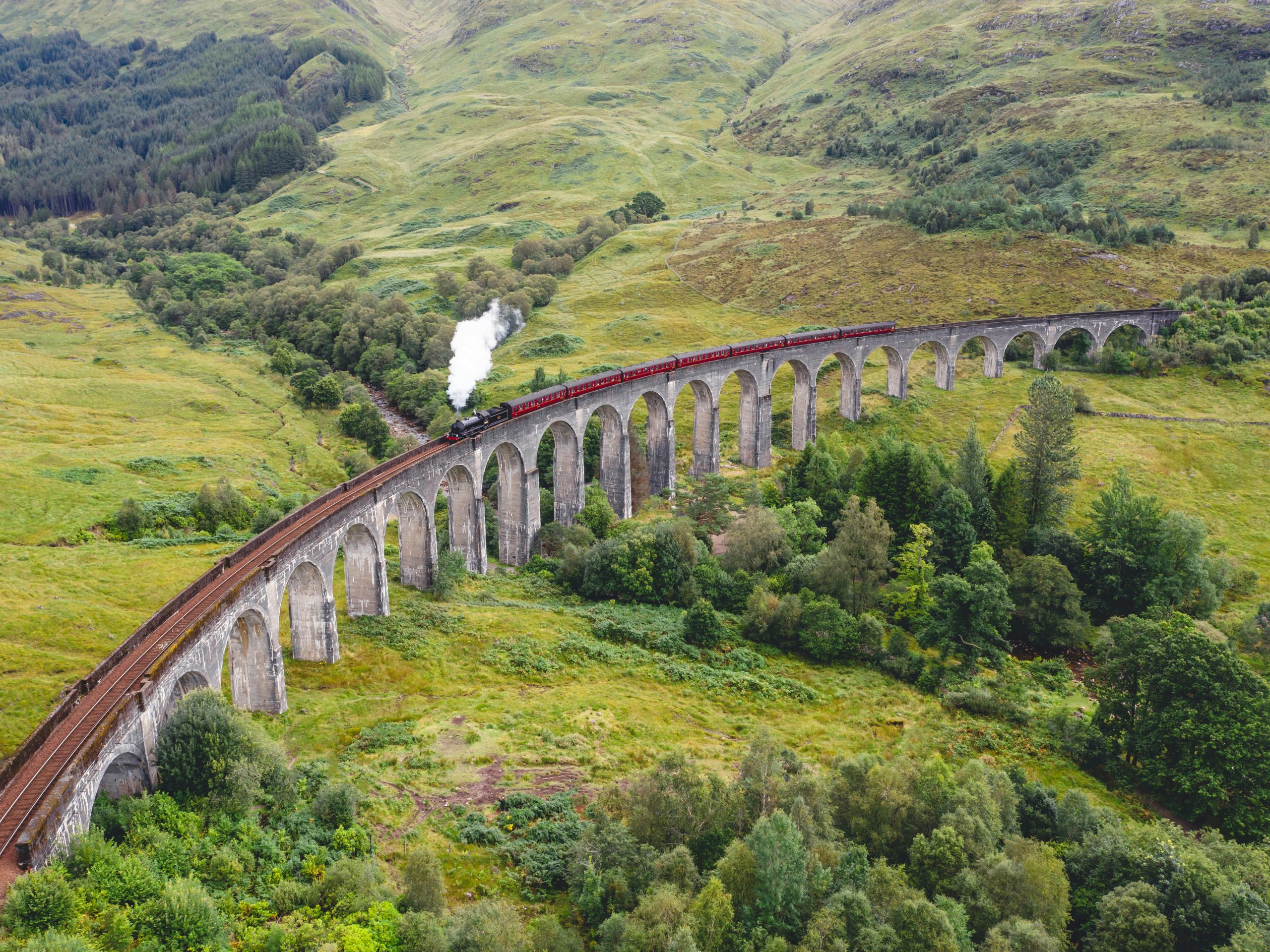 engleska-parna-lokomotiva-the-jacobite-hogwarts-express-most-hari-poter-priroda-beli-dim