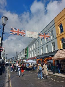 engleska-portobello-road-ljudi-setaju-zastava