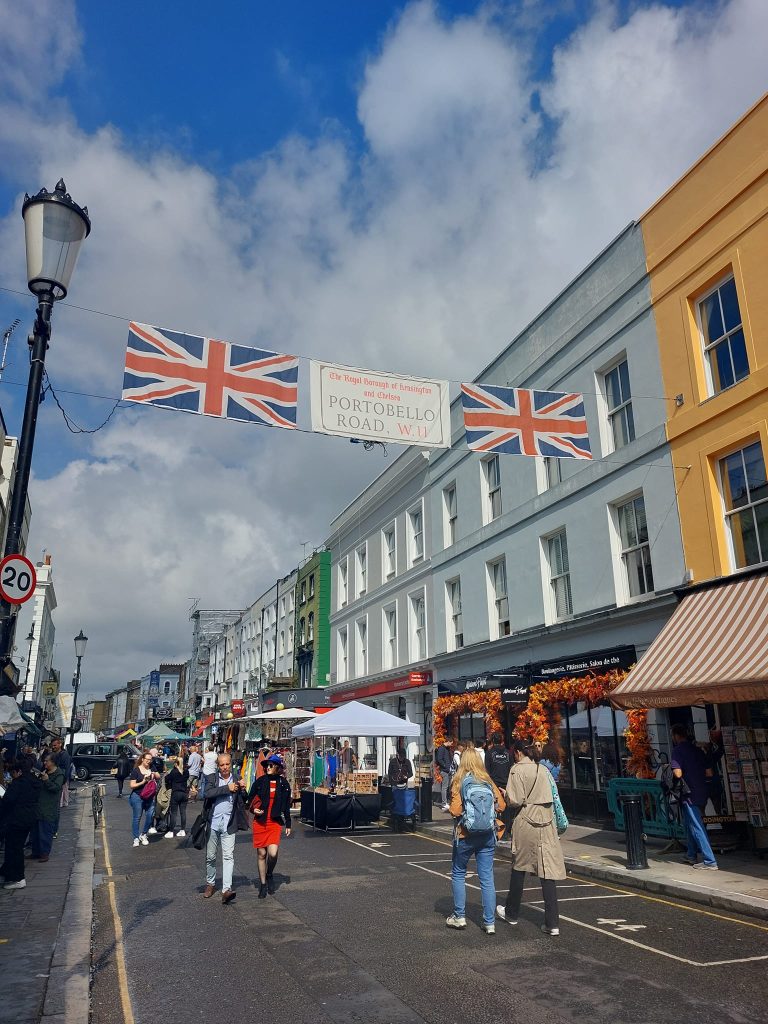 engleska-portobello-road-ljudi-setaju-zastava
