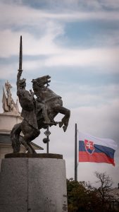 slovacka-bratislava-spomenik-zastava