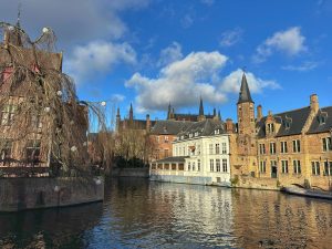 belgija-briz-pogled-na-zgrade-uz-reku-plavo-nebo