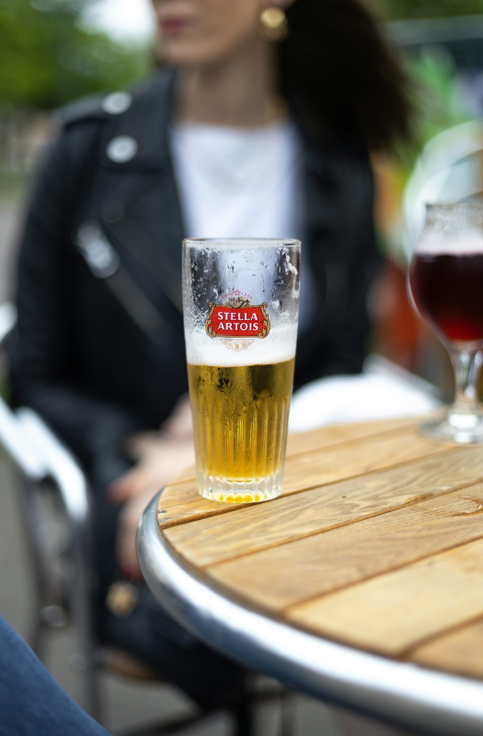 belgija-stella-artois-devojka-u-pozadini