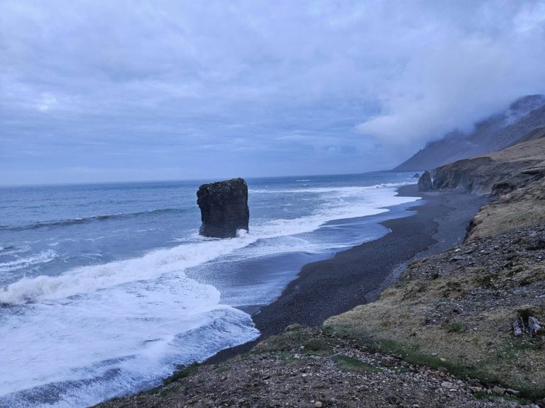 island-fauskasandur-crna-plaza-talasi-kamen-u-okeanu