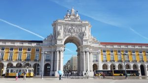 portugal-lisabon-praca-do-comecio-plavo-nebo-ljudi-setaju