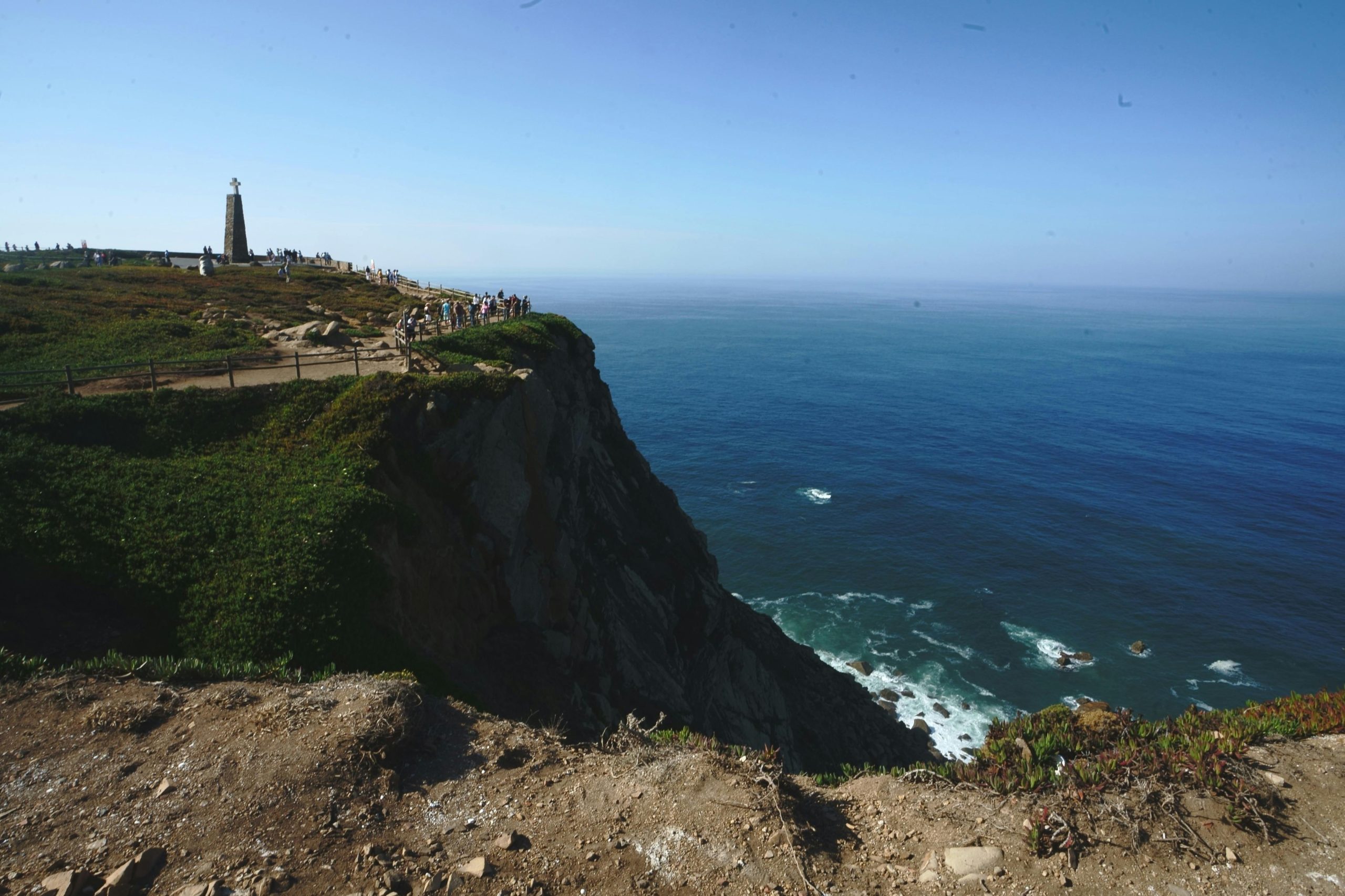 portugal-okean-litice-ljudi-posmatraju-talasi