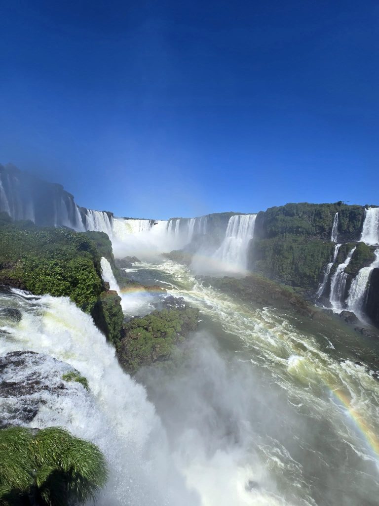 argentina-vodopadi-iguazu-voda-duga