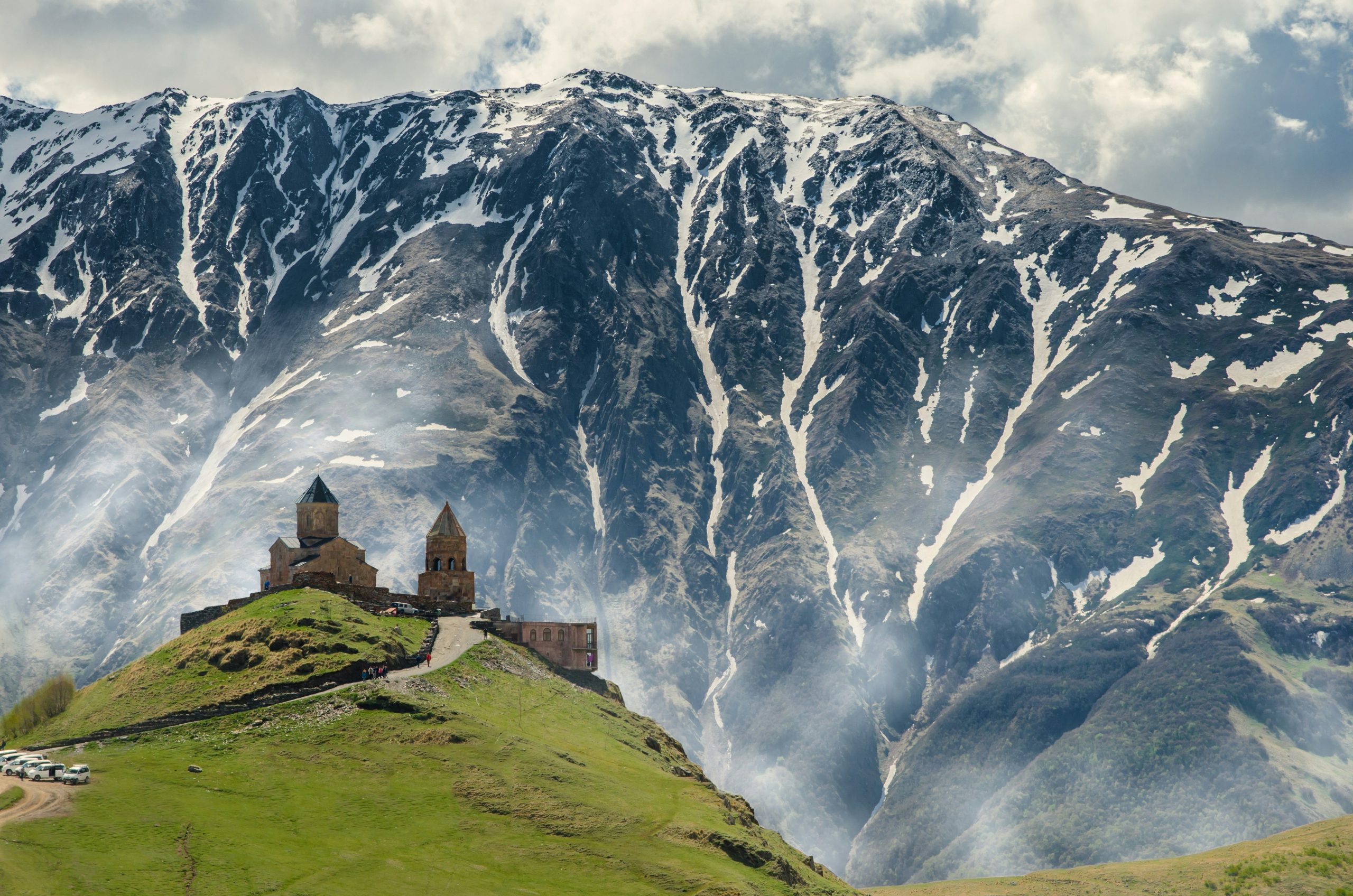 gruzija-gradić-stepantsminda-planina-kazbegi-crkva-na-brdu-sneg
