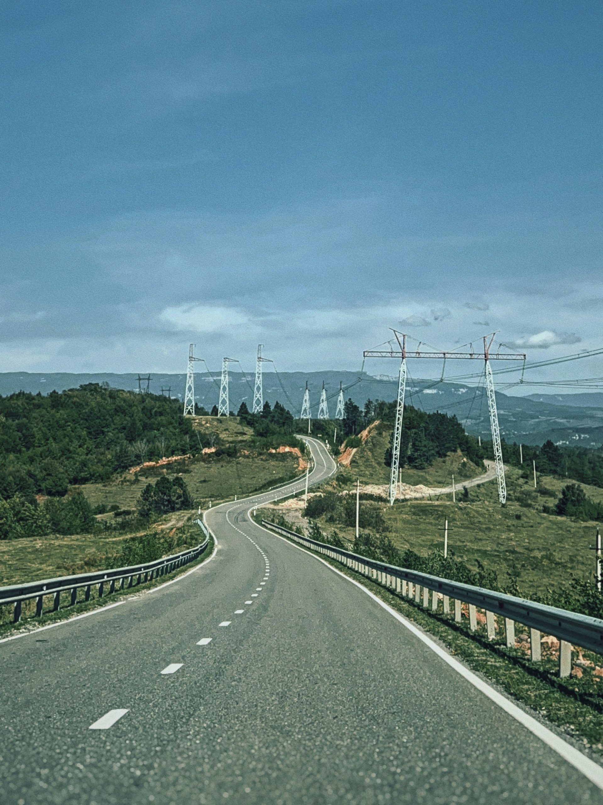 gruzija-put-za-chiatura-cesta-dalekovodi-planine-okolo