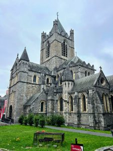 irska-dablin-katedrala-zelena-trava-nebo