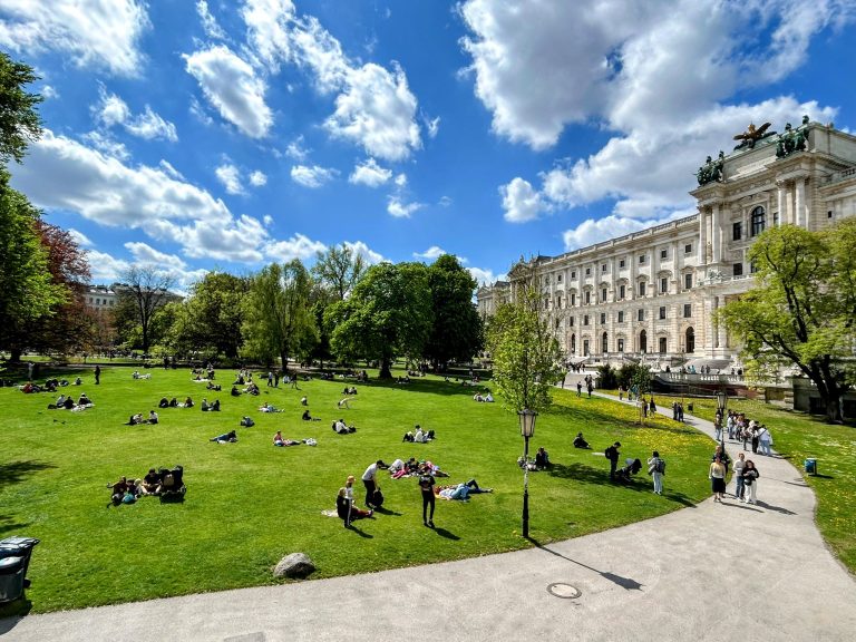 austrija-bec-burggarten-basta-dvorca-ljudi-na-pikniku-zelenilo-sunce