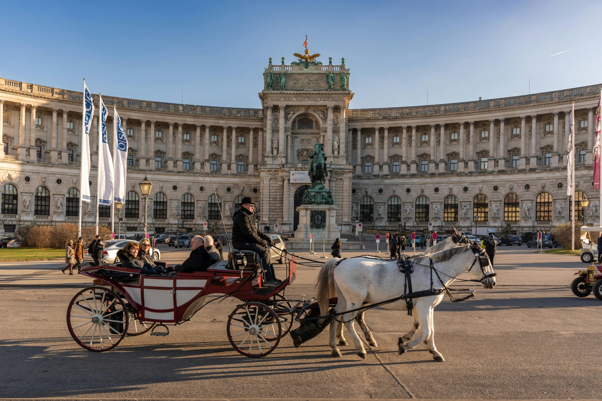 austrija-bec-kompleks-hofburg-kocija-s-konjima-ispred-hogburg-u-pozadini