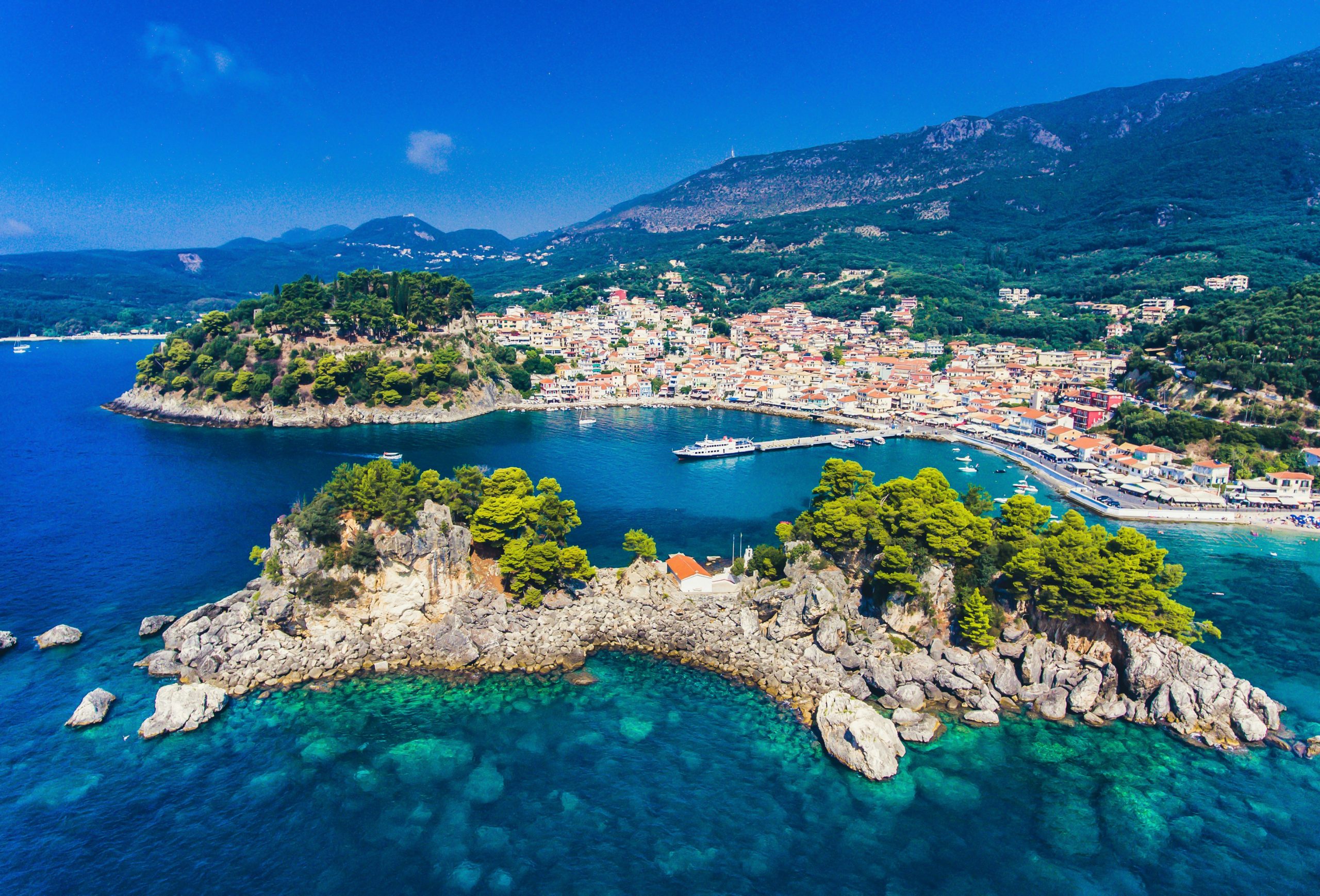 grcka-parga-pogled-na-okolinu-plava-voda-zelenilo