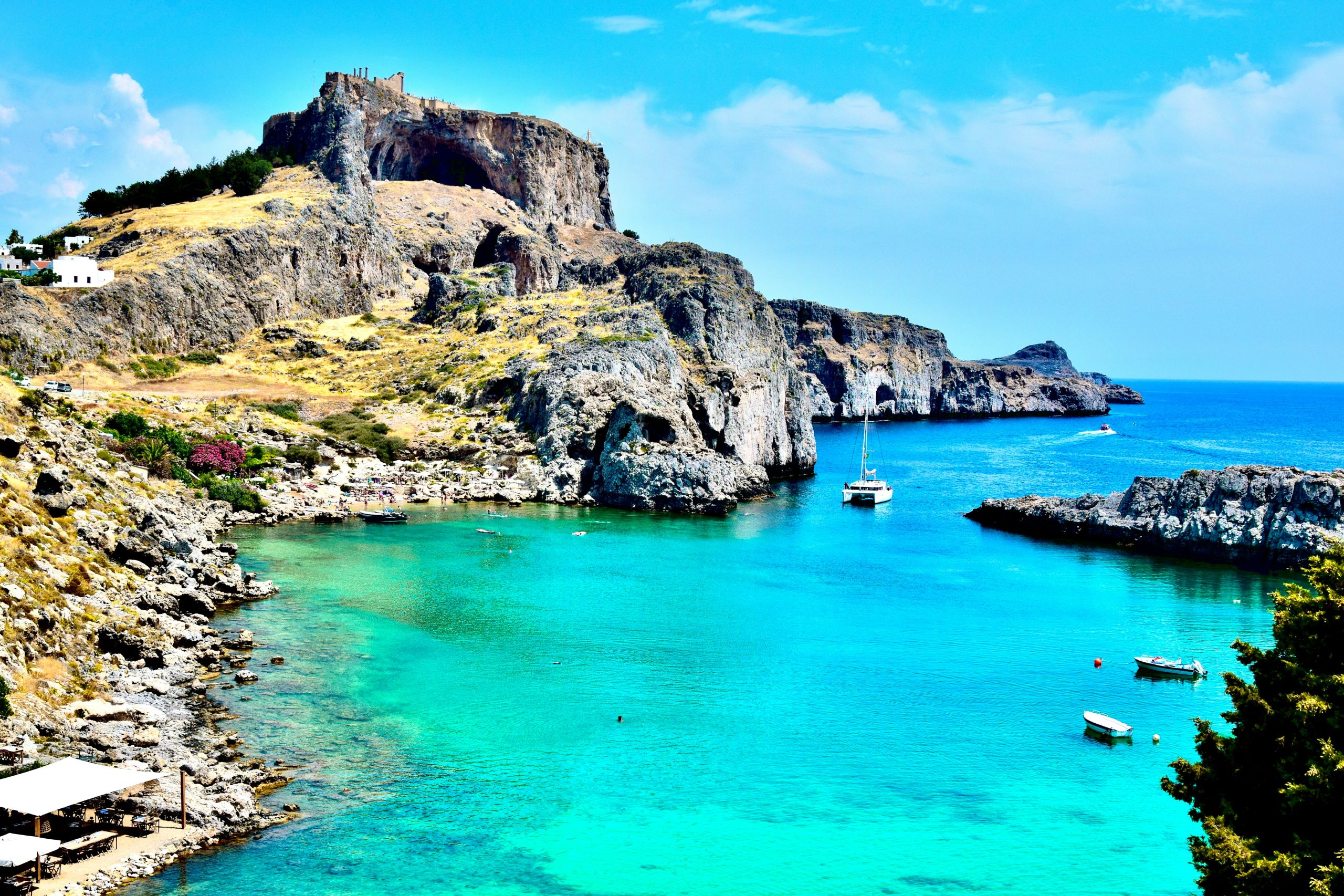 grcka-rodos-stene-oko-kristalno-plave-vode-brodovi-stene-plavo-nebo