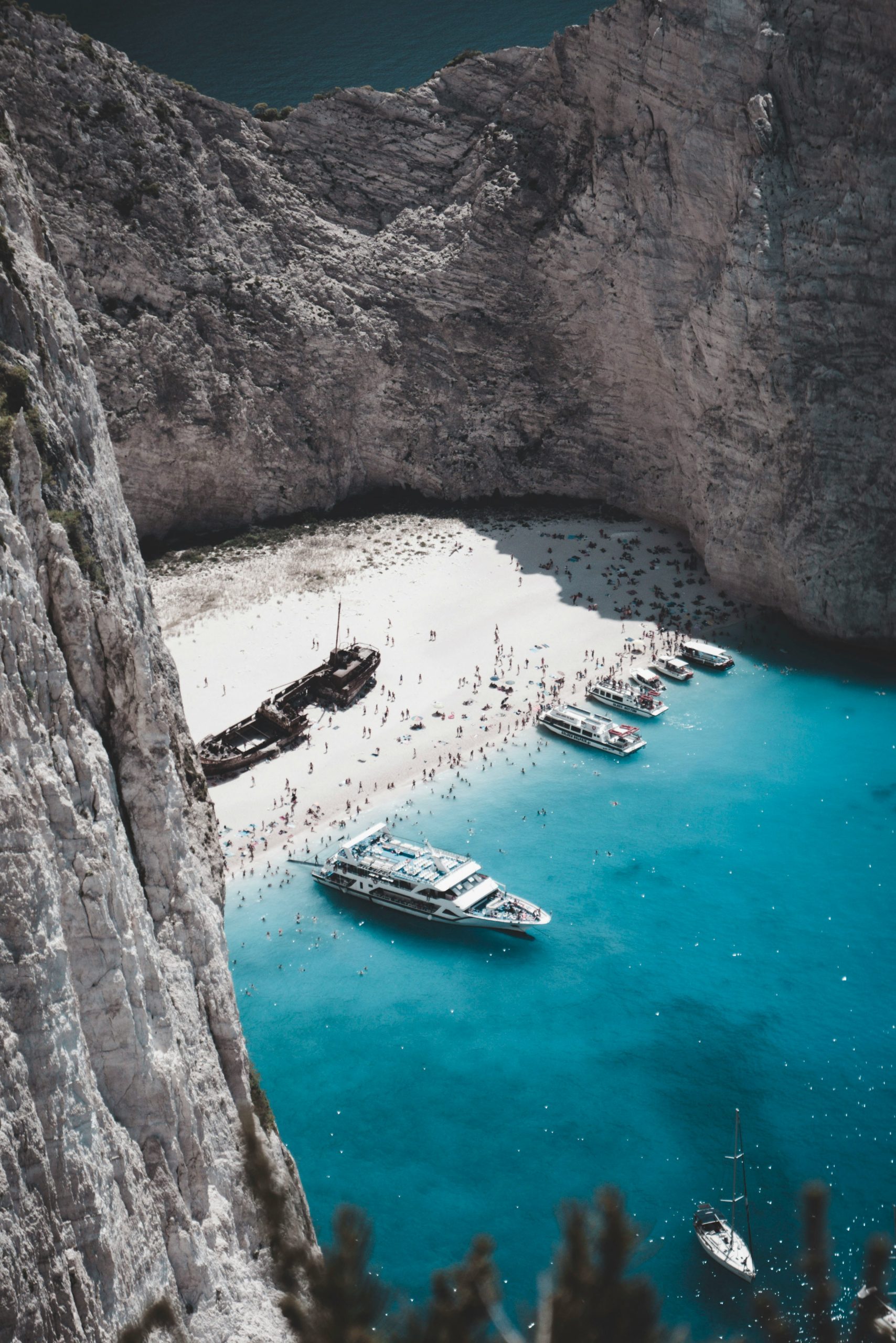 grcka-zakintos-plaza-navagio-plaza-brodoloma-krijumcara-brodovi-uz-obalu-turisti-stene