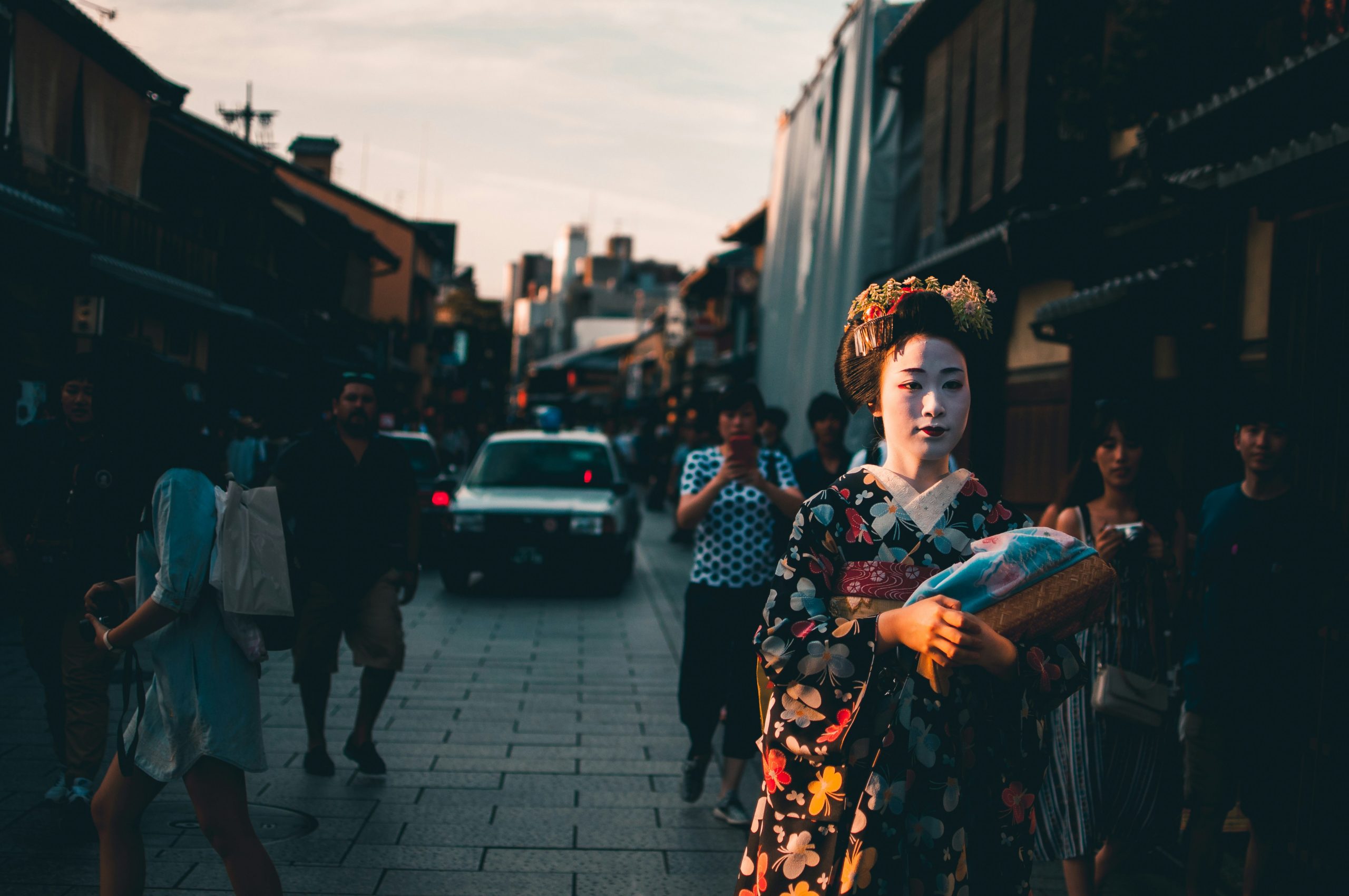 japan-gion-ulica-gejsi-gejsa-u-prolazu-sminka-turisti-setaju