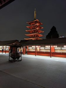 japan-hram-noci-svetla-klupa-ispred