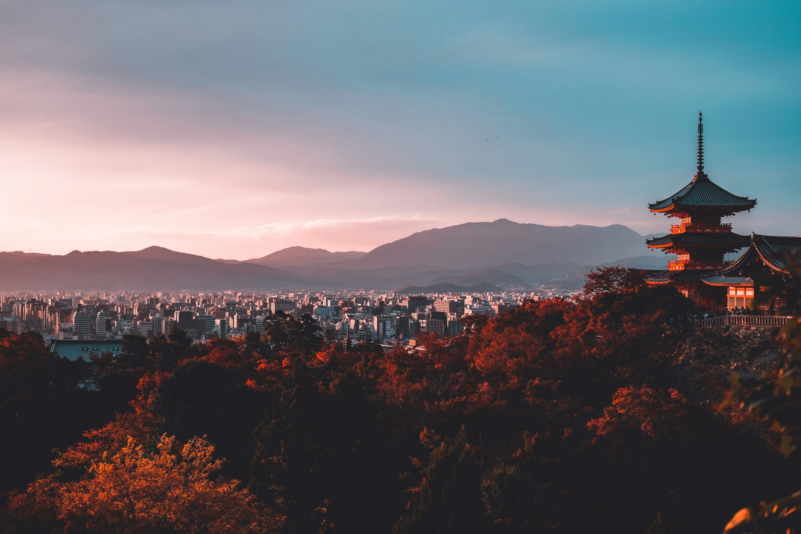 japan-kjoto-hram-ciste-vode-pogled-na-grad-boje-drveca-crveno