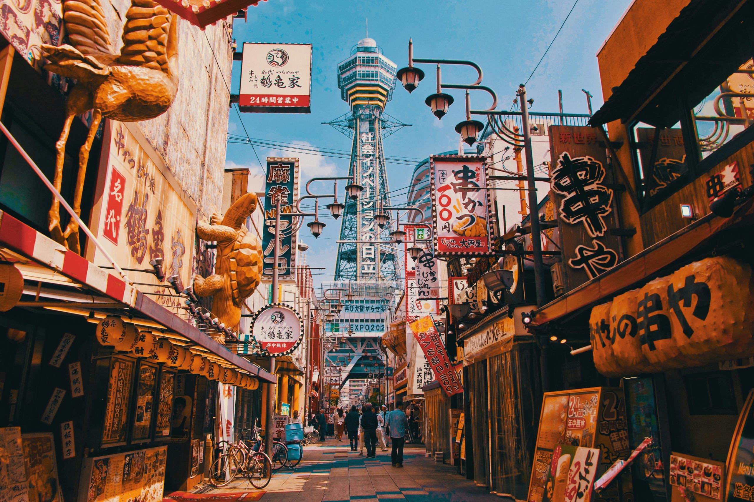 japan-osaka-ulica-ljudi-setaju-znakovi-okolo