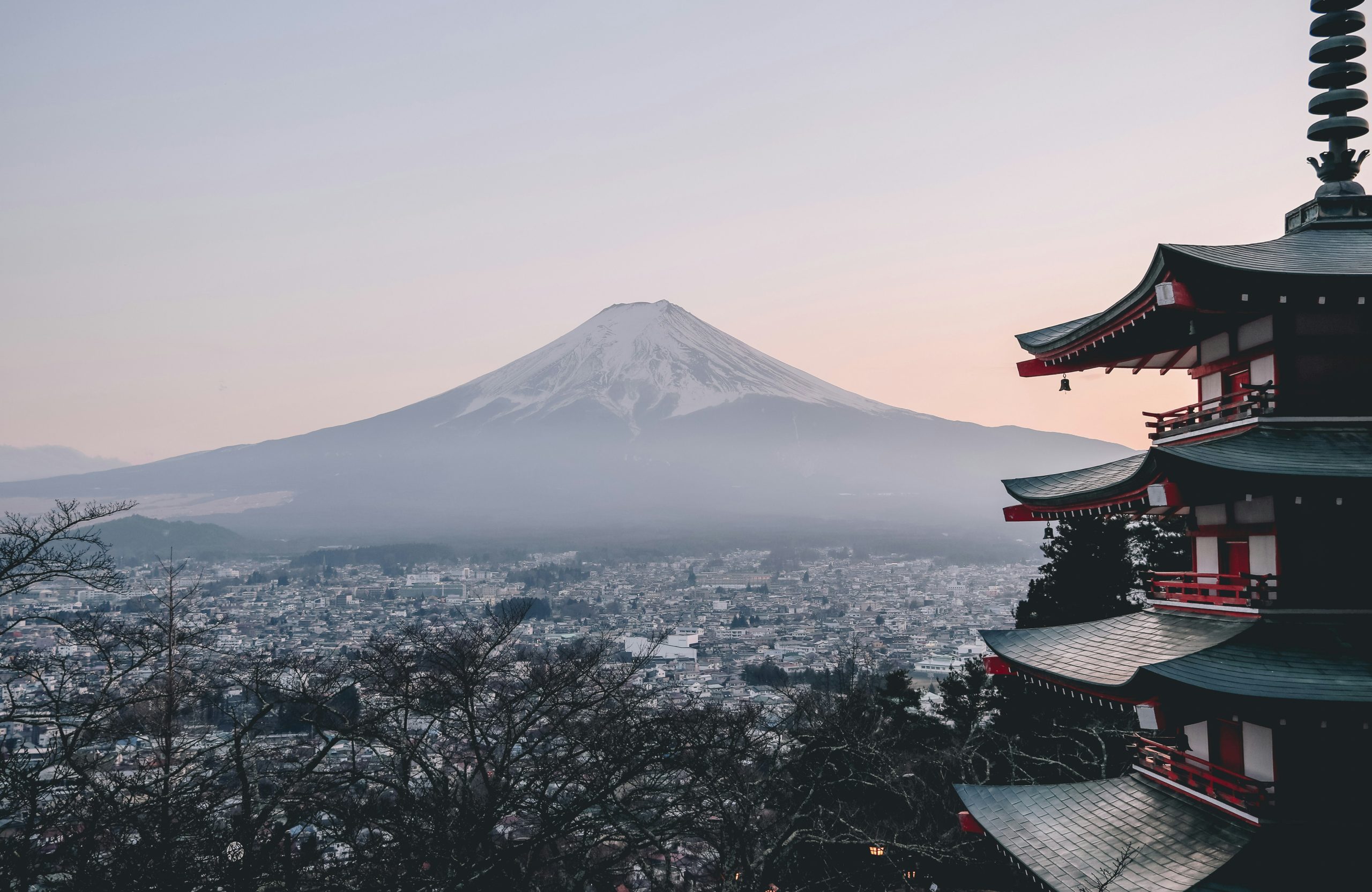 japan-planina-fudzi-chureito--hram-najpoznatija-pagodapogled-na-planinu-sneg-zima-
