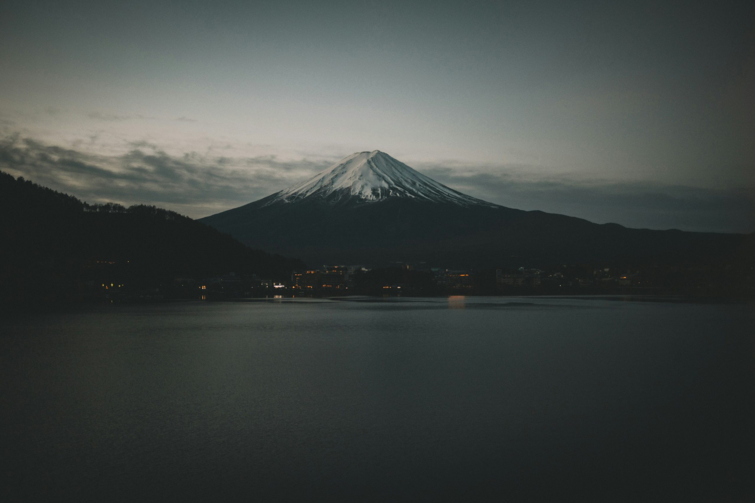 japan-planina-fudzi-vrh-pod-snegom-sumrak