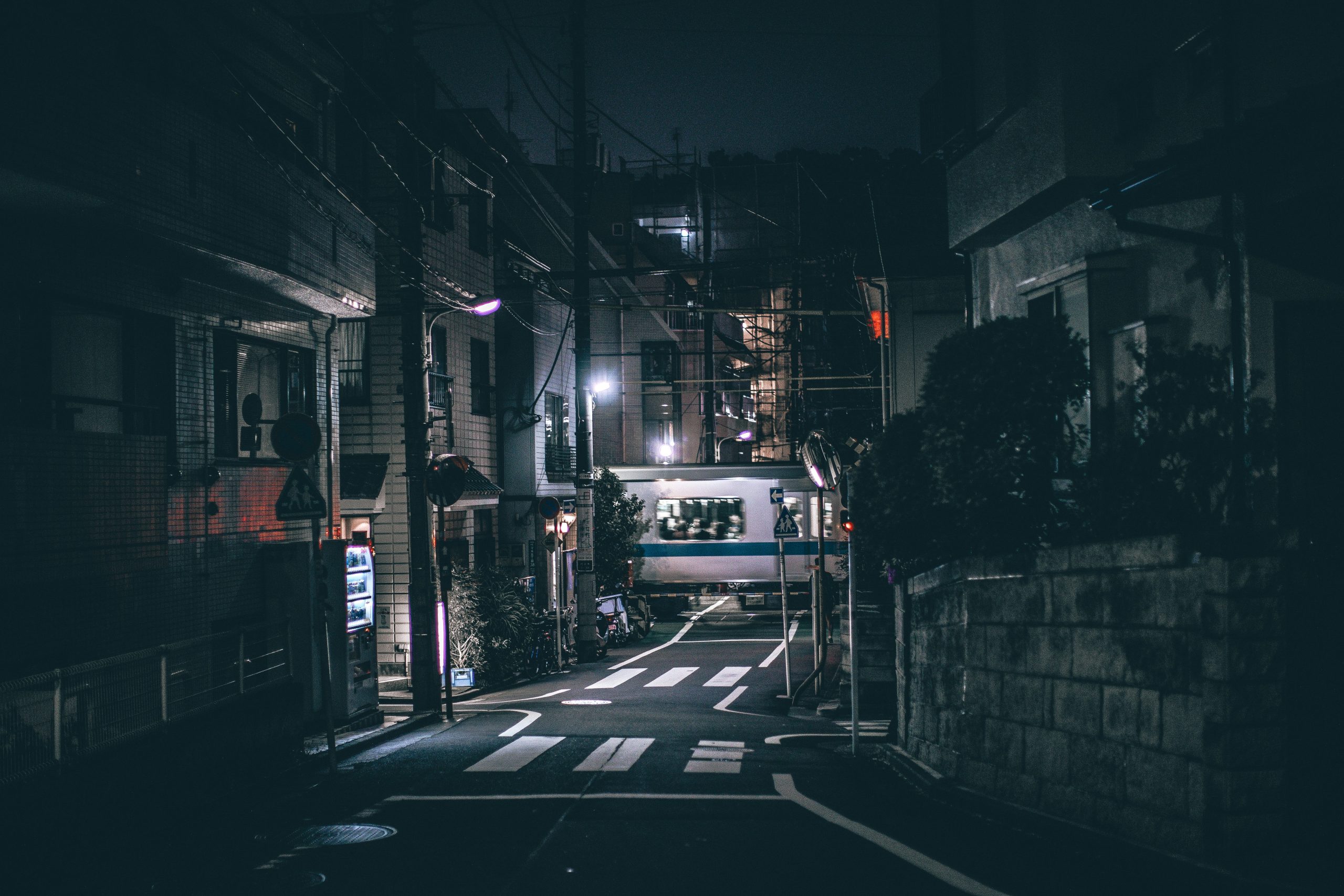 japan-tokio-pusta-cesta-noc-svetla-rasvete-crno-i-belo