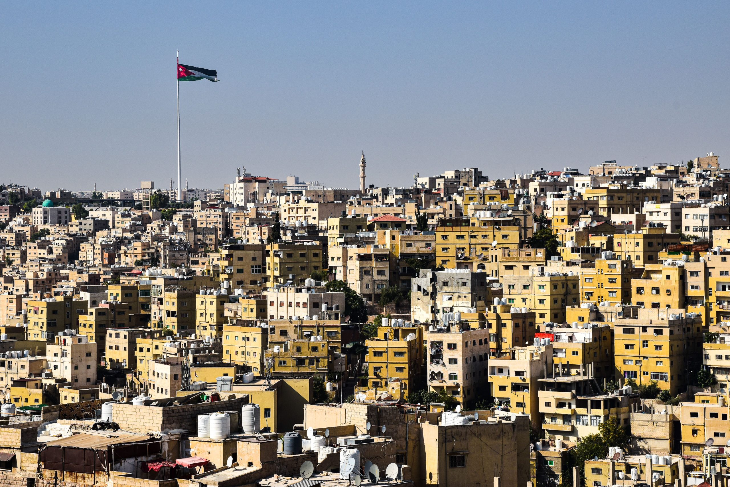 jordan-aman-zgrade-zastava-u-pozadini-kamen