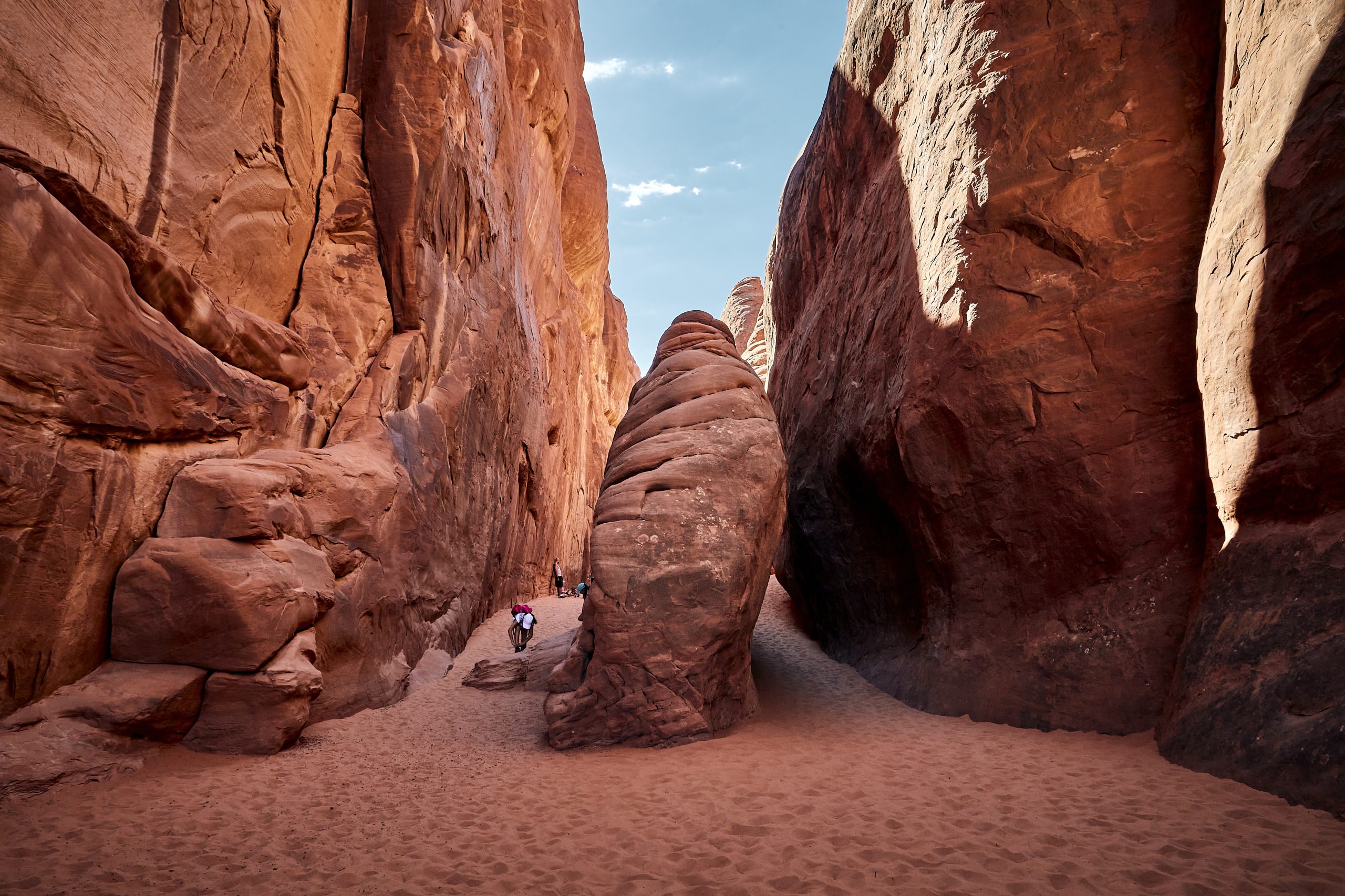 jordan-pustinja-wadi-rum-vadi-rum-uski-kanjon-stene-prolaz-pesak