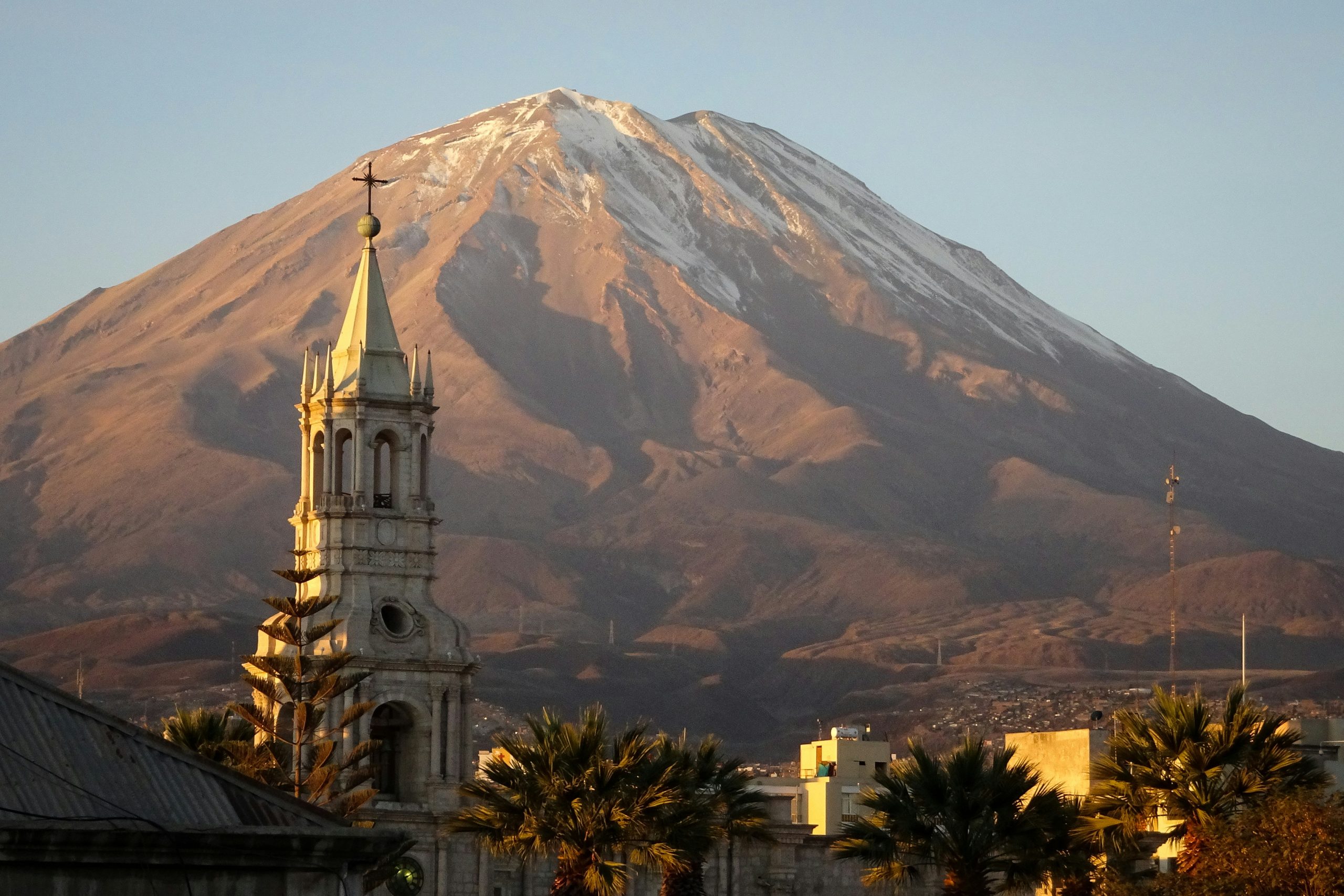 peru-arekipa-el-misti-vulkan-sneg-na-vrhu-manastir-u-podnozju