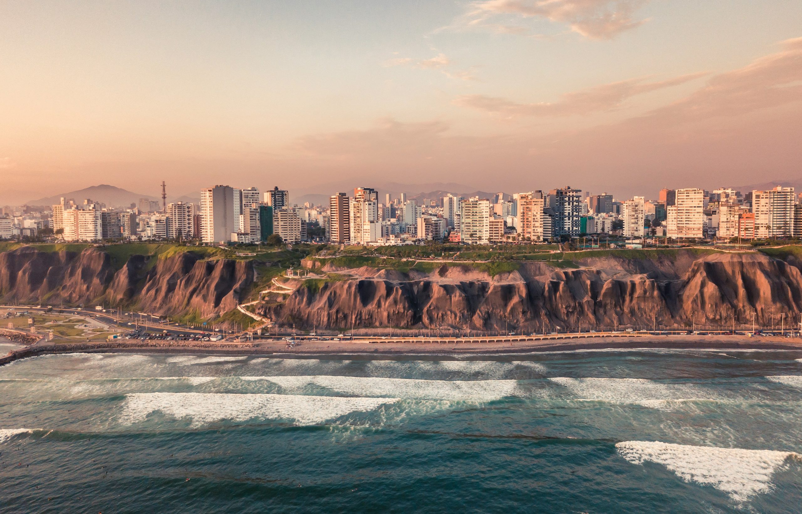 peru-lima-miraflores-panorama-cetvrti-talasi-zgrade