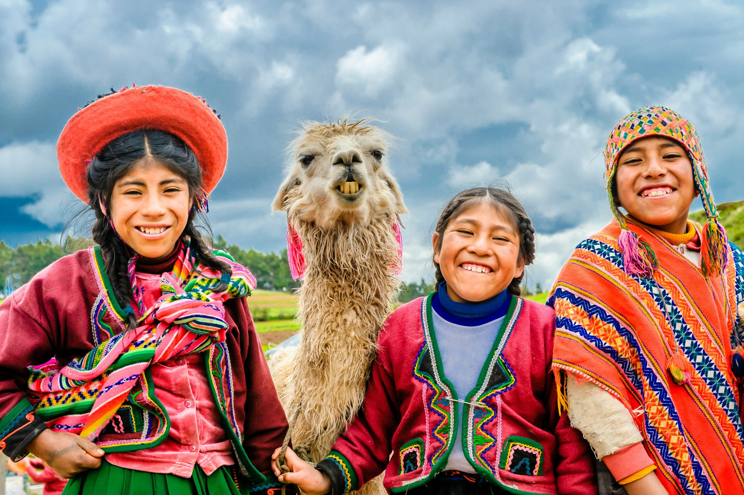 peru-lokalno-stanovnistvo-lama-osmeh-boje-nosnja