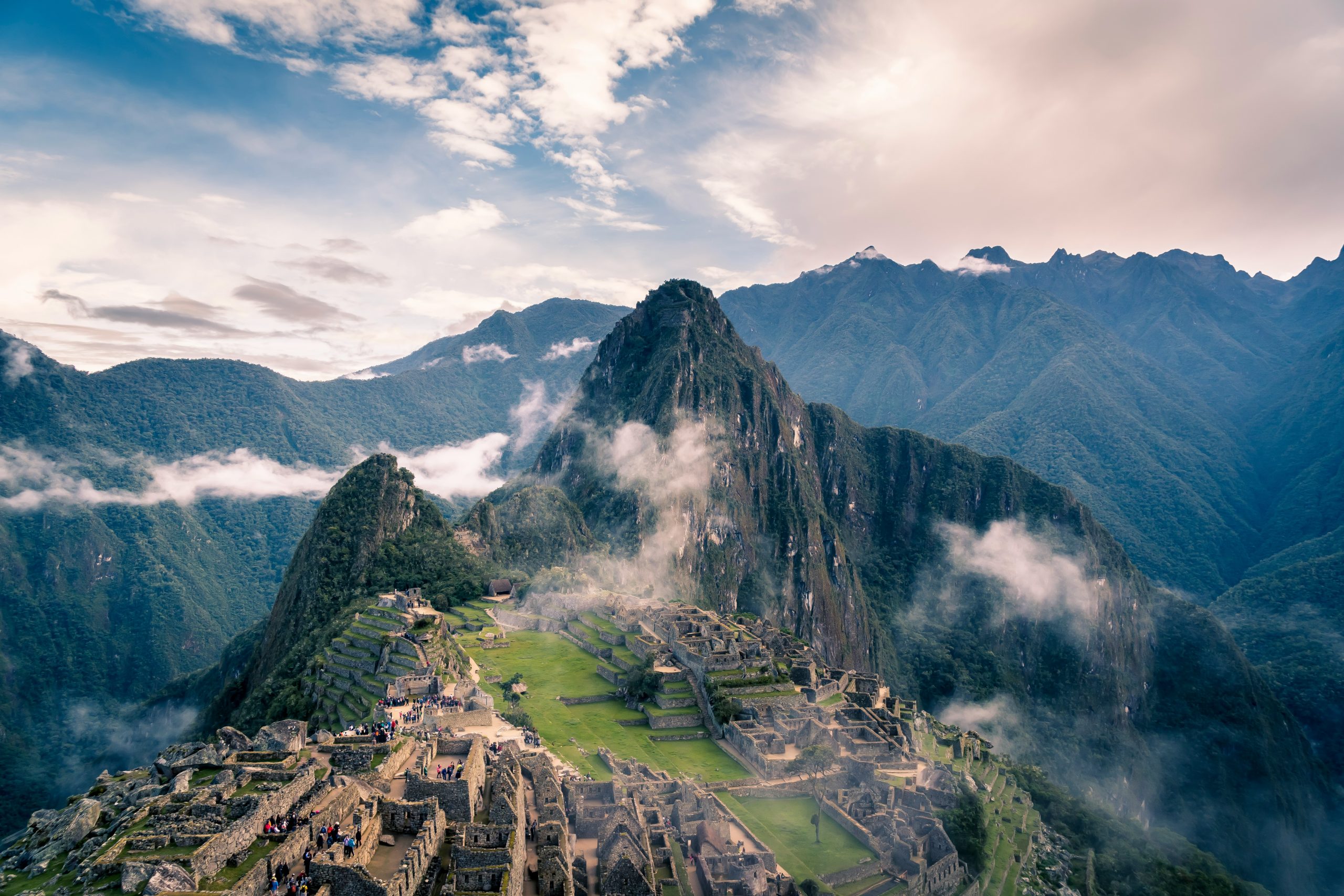 peru-maču-pikču-pogled-sa-visine-magla-oblaci-gradjevina-planina