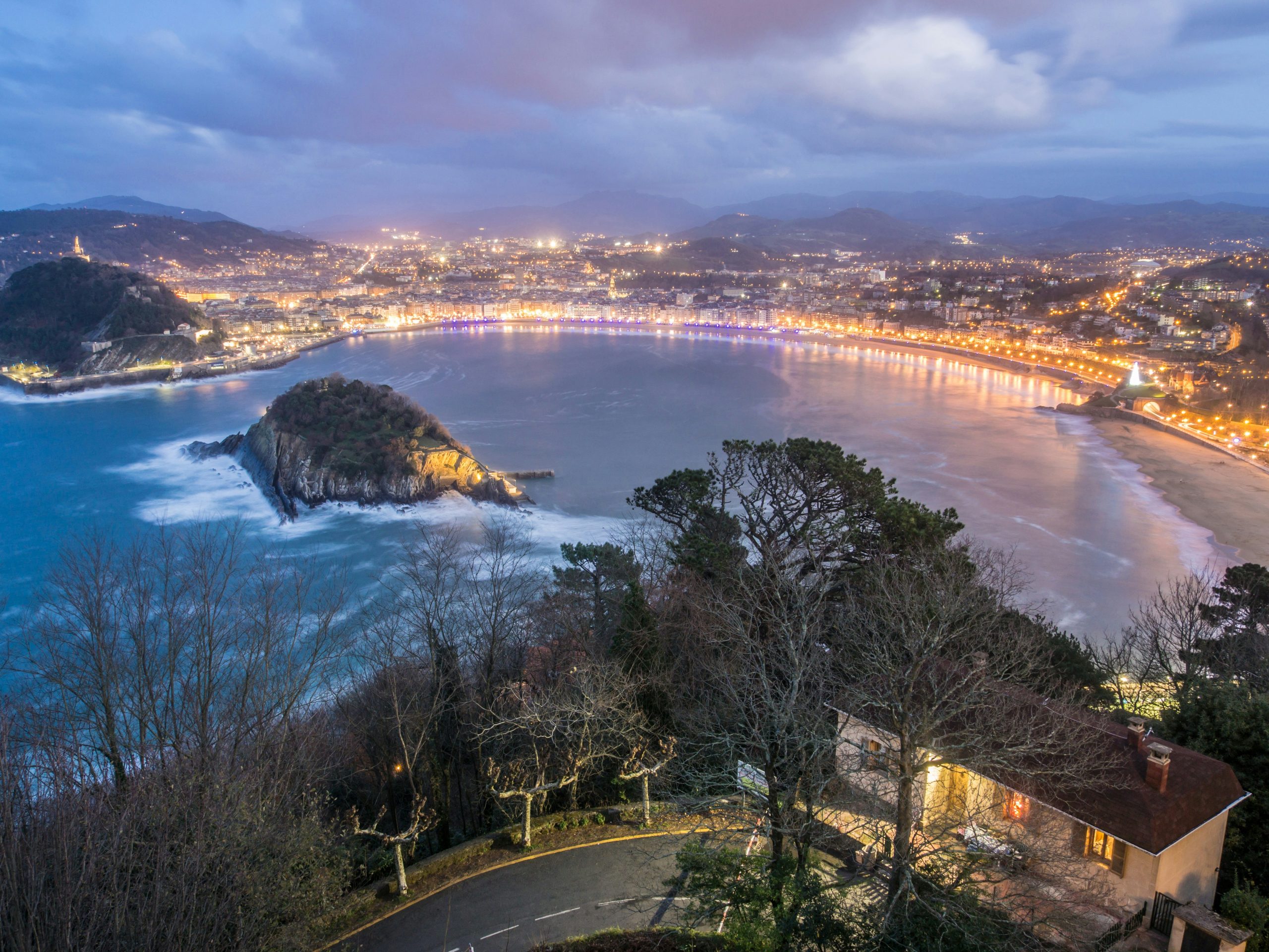 spanija-san-sebastijan-obala-voda-svetla-noc