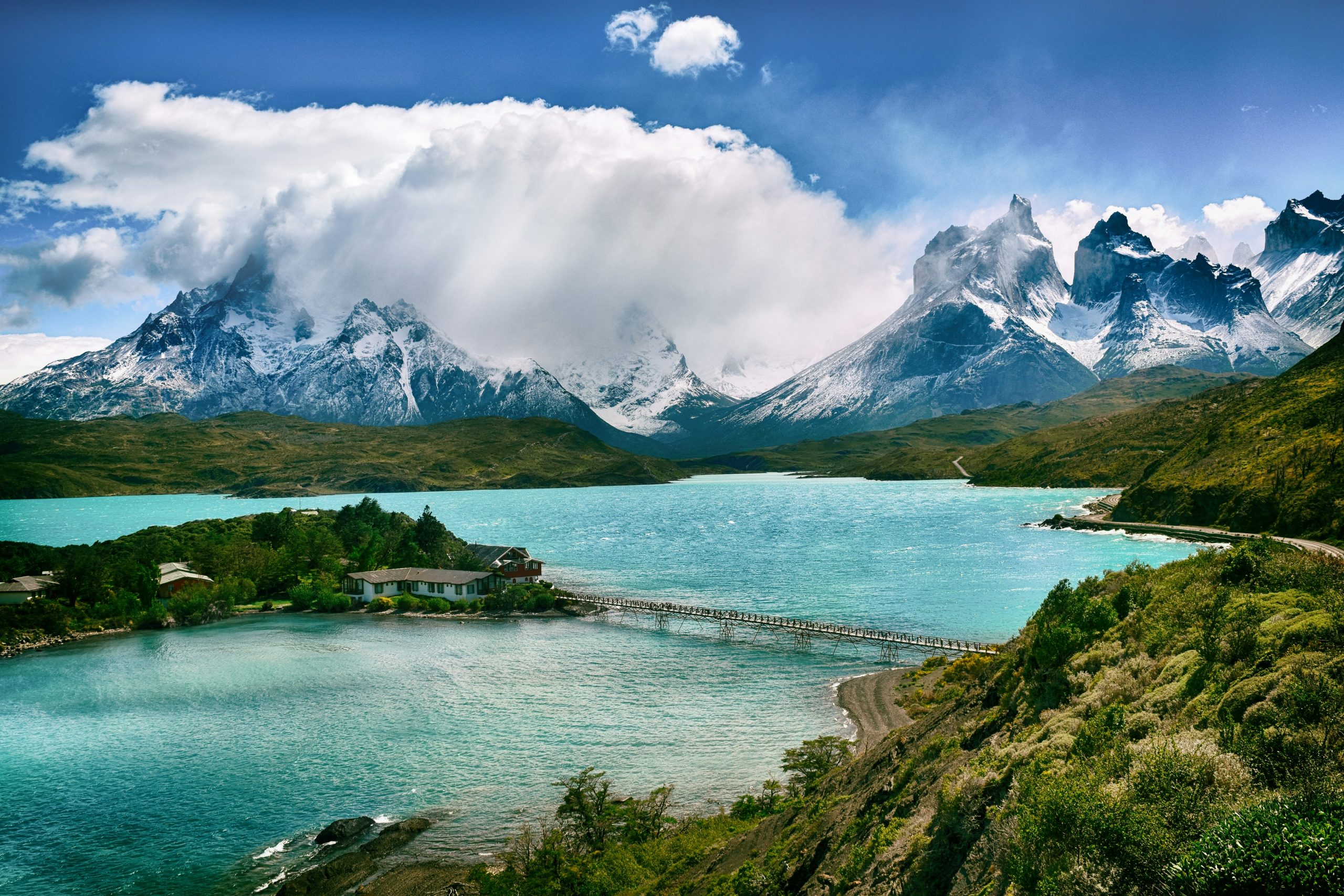 cile-torres-del-paine-national-park-jezero-most-plava-boja-planine-u-pozadini-nebo-oblaci