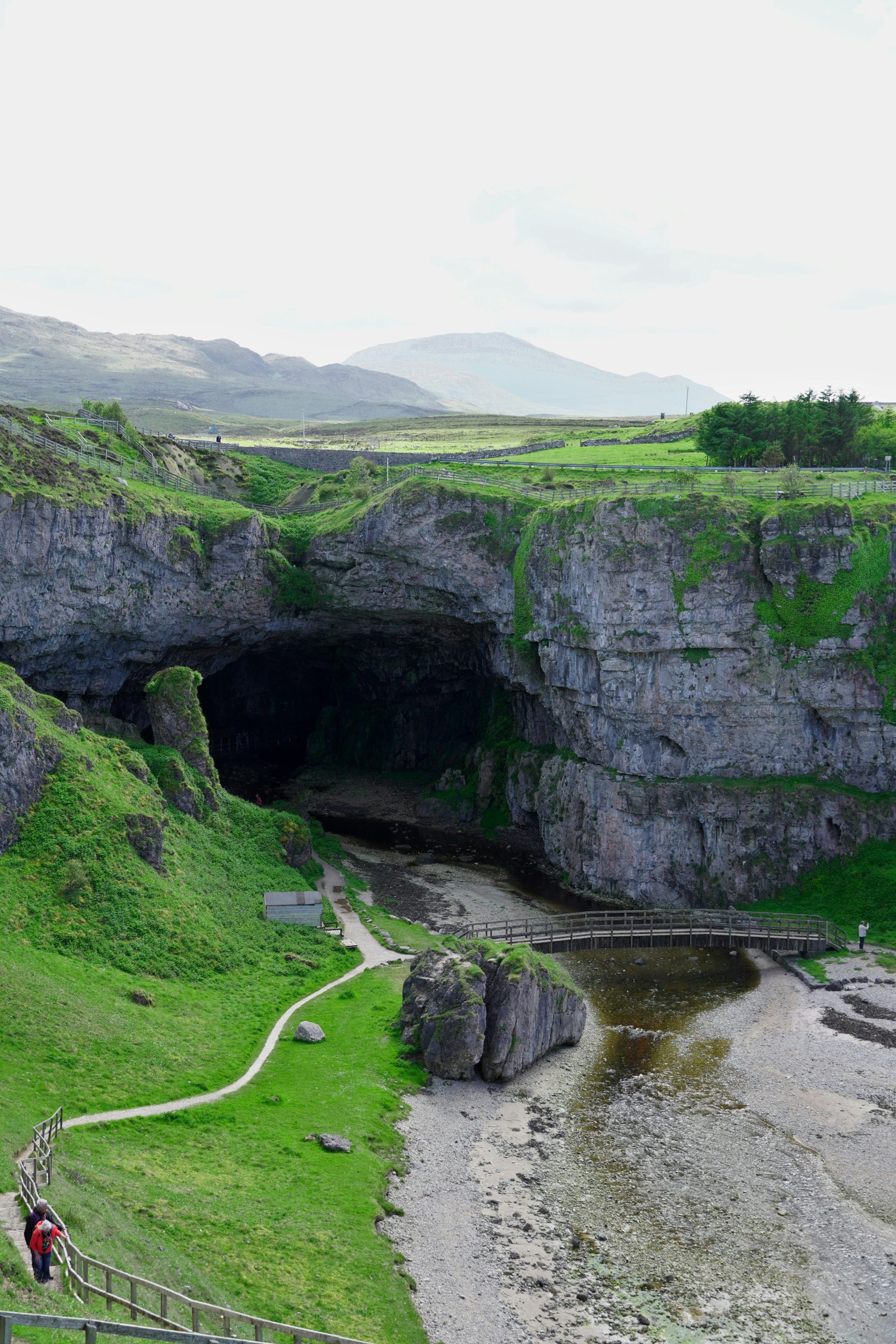 škotska-smoo-cave-smu-pećina-ulaz-u-pećinu-stene-zeleno