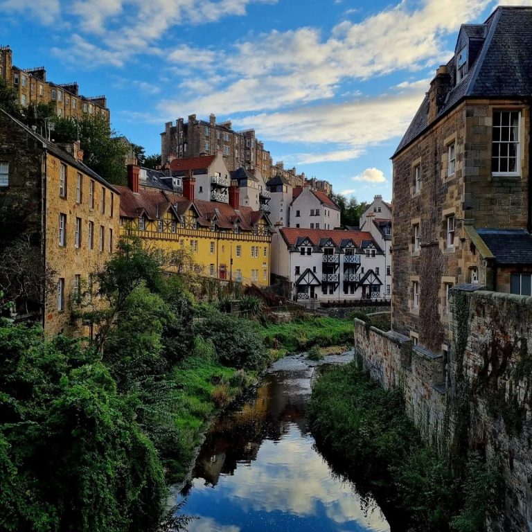 škotsla-dean's Village-kanal-kuce-u-bojama-plavo-nebo